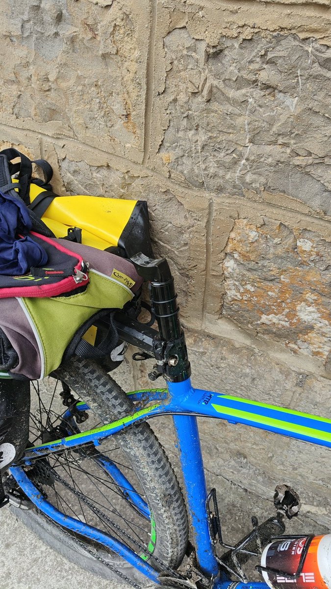 Donostiatik Sakanara gindoazen bizikletan eta Lekunberrin sillina lehertu zaigu. 😅
Ea konpontzerik dugun...Tuiker egin zure majBO, BERDIN DU.