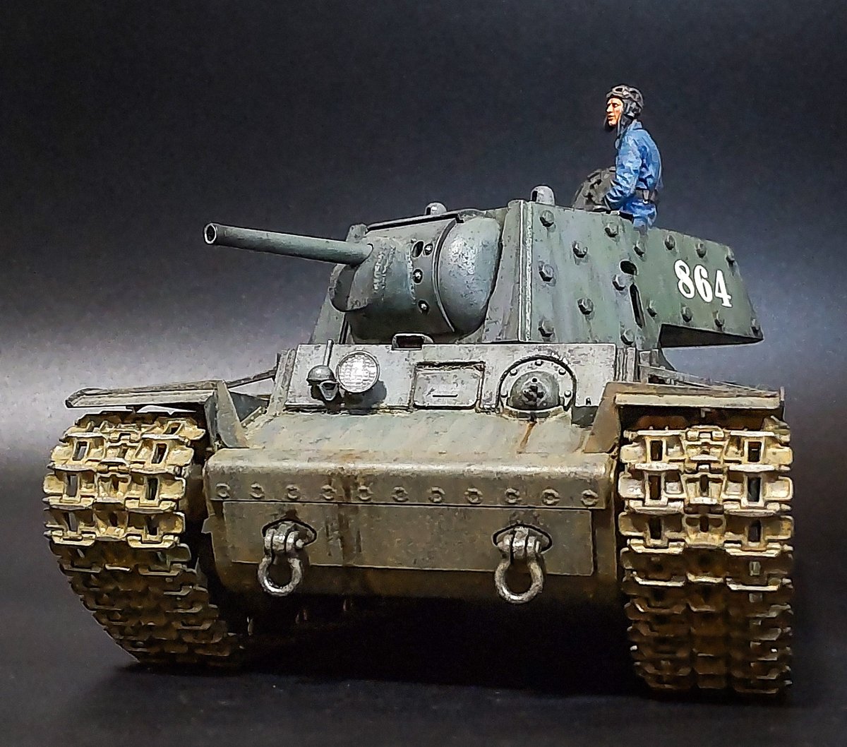 RanRanRan01110's tweet image. KV-1E、完成!
1941年8月20日、レニングラード戦の最中、Noviy Uchkoz近郊で22輌もの敵戦車を撃破した戦車エース、ジノヴィ・コロバノフ大尉の864号車とした。156発もの敵弾を受けるも無事というKV-1の強靭さに驚く。キットはトランペッター、履帯はMC。塗装は青銅のような色彩と質感を目指した。