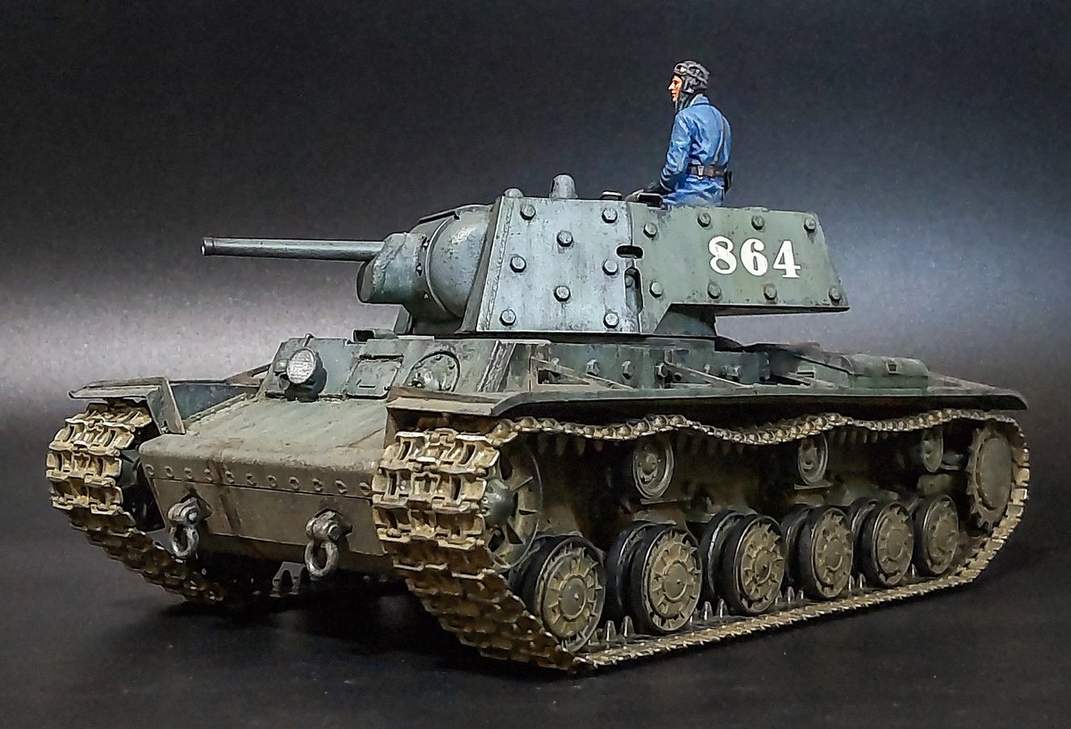 RanRanRan01110's tweet image. KV-1E、完成!
1941年8月20日、レニングラード戦の最中、Noviy Uchkoz近郊で22輌もの敵戦車を撃破した戦車エース、ジノヴィ・コロバノフ大尉の864号車とした。156発もの敵弾を受けるも無事というKV-1の強靭さに驚く。キットはトランペッター、履帯はMC。塗装は青銅のような色彩と質感を目指した。