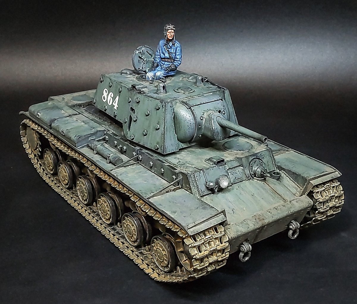RanRanRan01110's tweet image. KV-1E、完成!
1941年8月20日、レニングラード戦の最中、Noviy Uchkoz近郊で22輌もの敵戦車を撃破した戦車エース、ジノヴィ・コロバノフ大尉の864号車とした。156発もの敵弾を受けるも無事というKV-1の強靭さに驚く。キットはトランペッター、履帯はMC。塗装は青銅のような色彩と質感を目指した。
