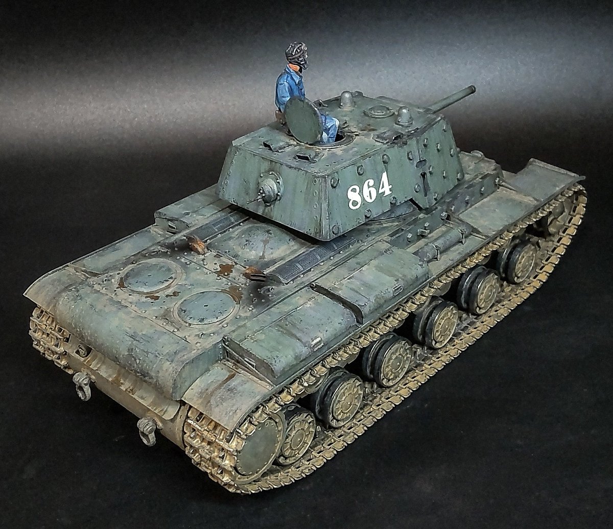 RanRanRan01110's tweet image. KV-1E、完成!
1941年8月20日、レニングラード戦の最中、Noviy Uchkoz近郊で22輌もの敵戦車を撃破した戦車エース、ジノヴィ・コロバノフ大尉の864号車とした。156発もの敵弾を受けるも無事というKV-1の強靭さに驚く。キットはトランペッター、履帯はMC。塗装は青銅のような色彩と質感を目指した。