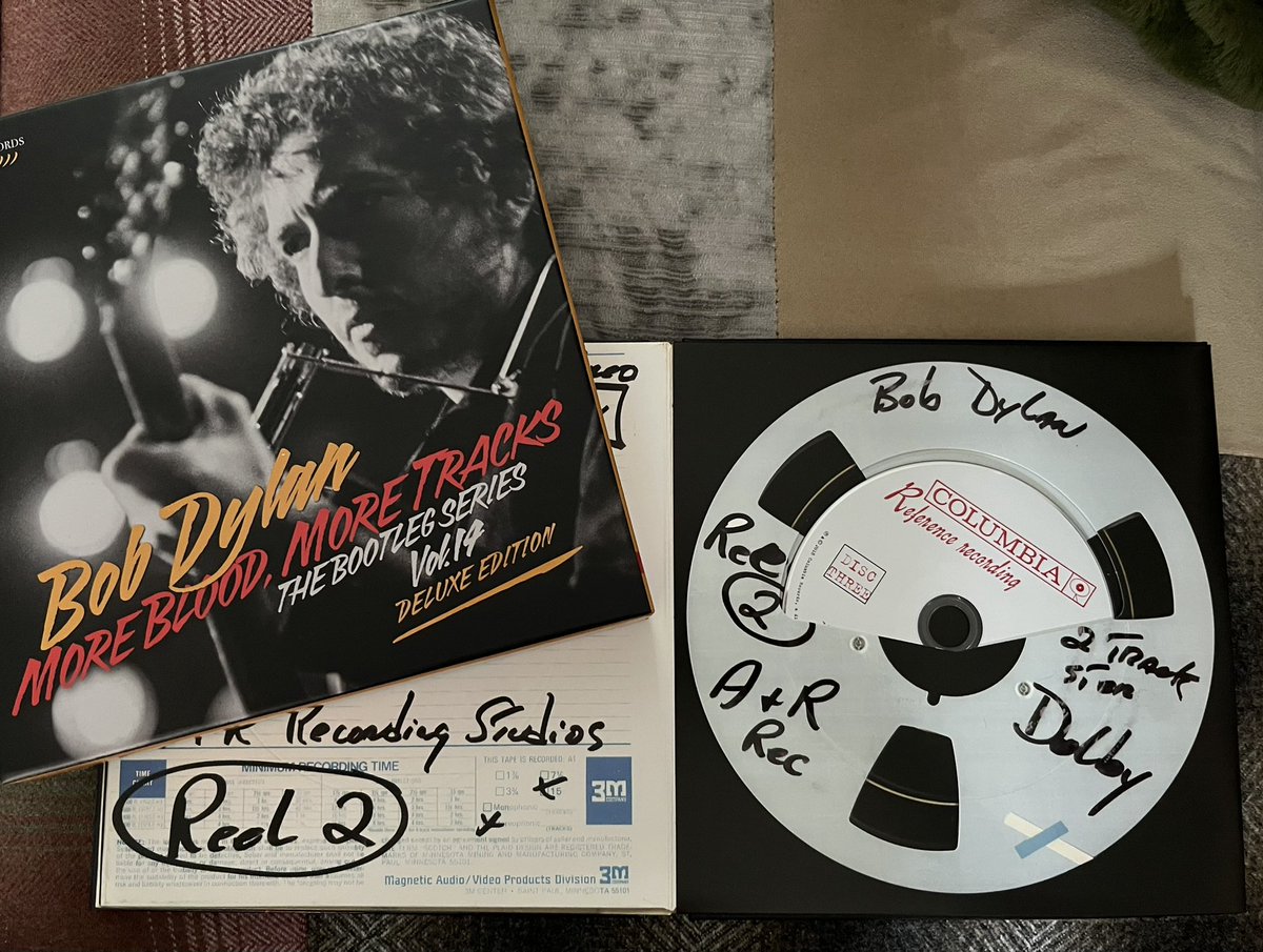 TRextasyBand's tweet image. A free Saturday for me, so decided to listen to this wonderful 6 disc Bob Dylan set of ‘More Blood, More Tracks - Vol.14’. Beautifully presented with an informative 124 page hardback book and presentation set and slipcase. #bobdylan @bobdylan @bobdylancenter #1970s #cdalbumset