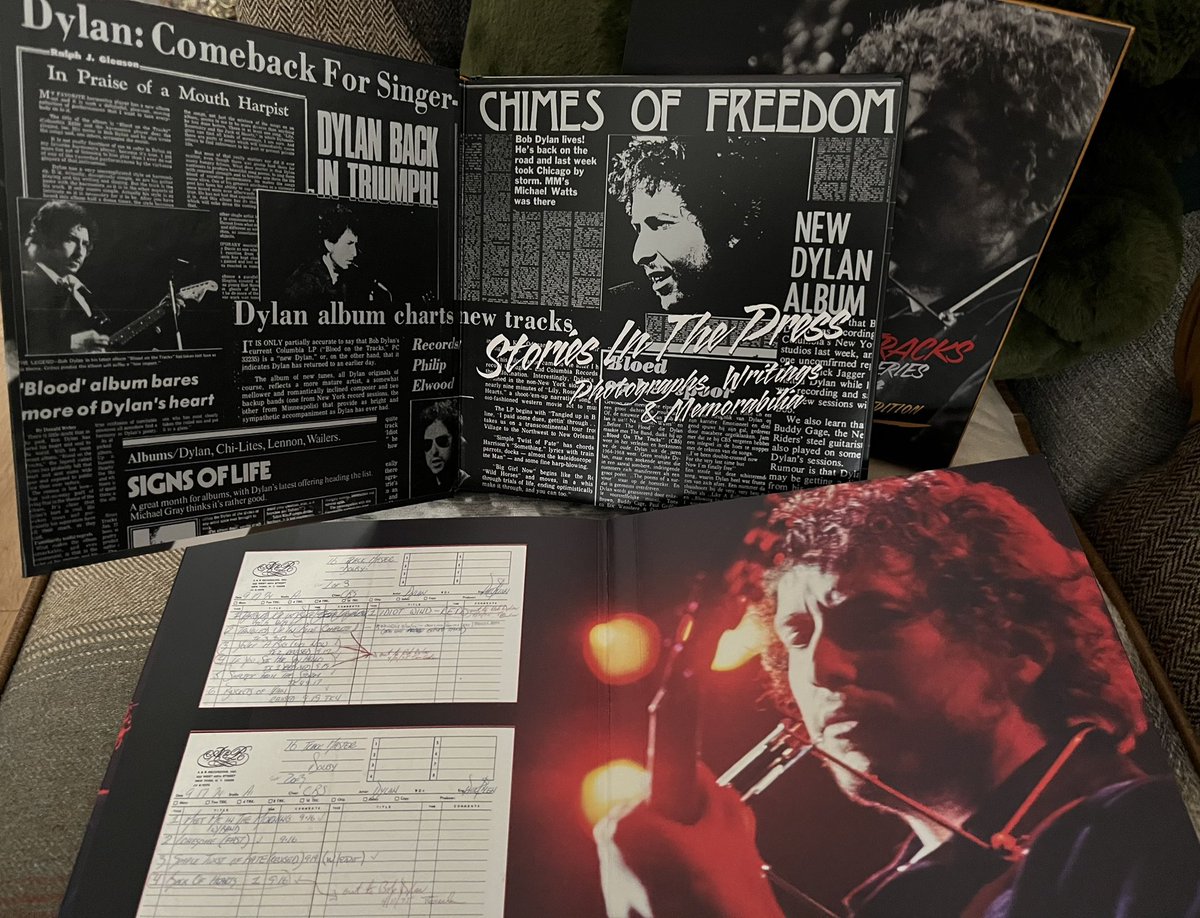 TRextasyBand's tweet image. A free Saturday for me, so decided to listen to this wonderful 6 disc Bob Dylan set of ‘More Blood, More Tracks - Vol.14’. Beautifully presented with an informative 124 page hardback book and presentation set and slipcase. #bobdylan @bobdylan @bobdylancenter #1970s #cdalbumset