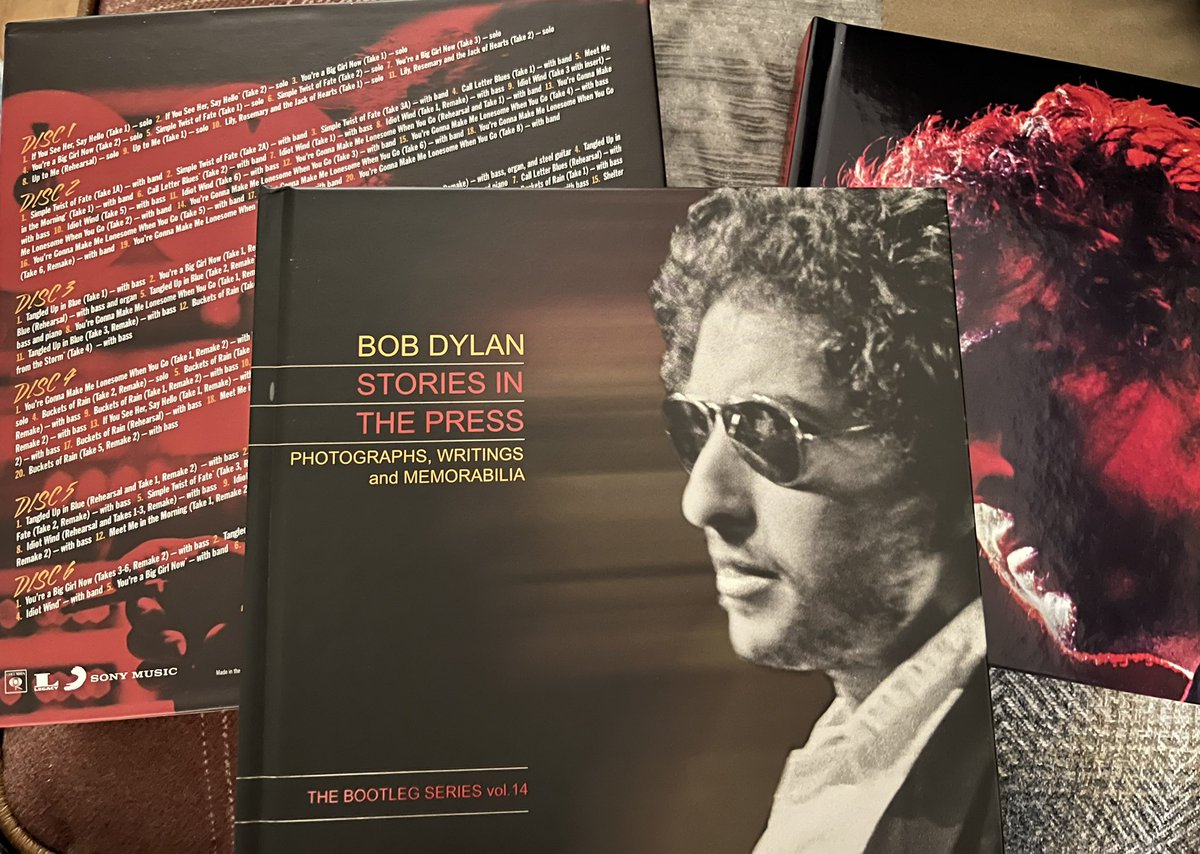 TRextasyBand's tweet image. A free Saturday for me, so decided to listen to this wonderful 6 disc Bob Dylan set of ‘More Blood, More Tracks - Vol.14’. Beautifully presented with an informative 124 page hardback book and presentation set and slipcase. #bobdylan @bobdylan @bobdylancenter #1970s #cdalbumset