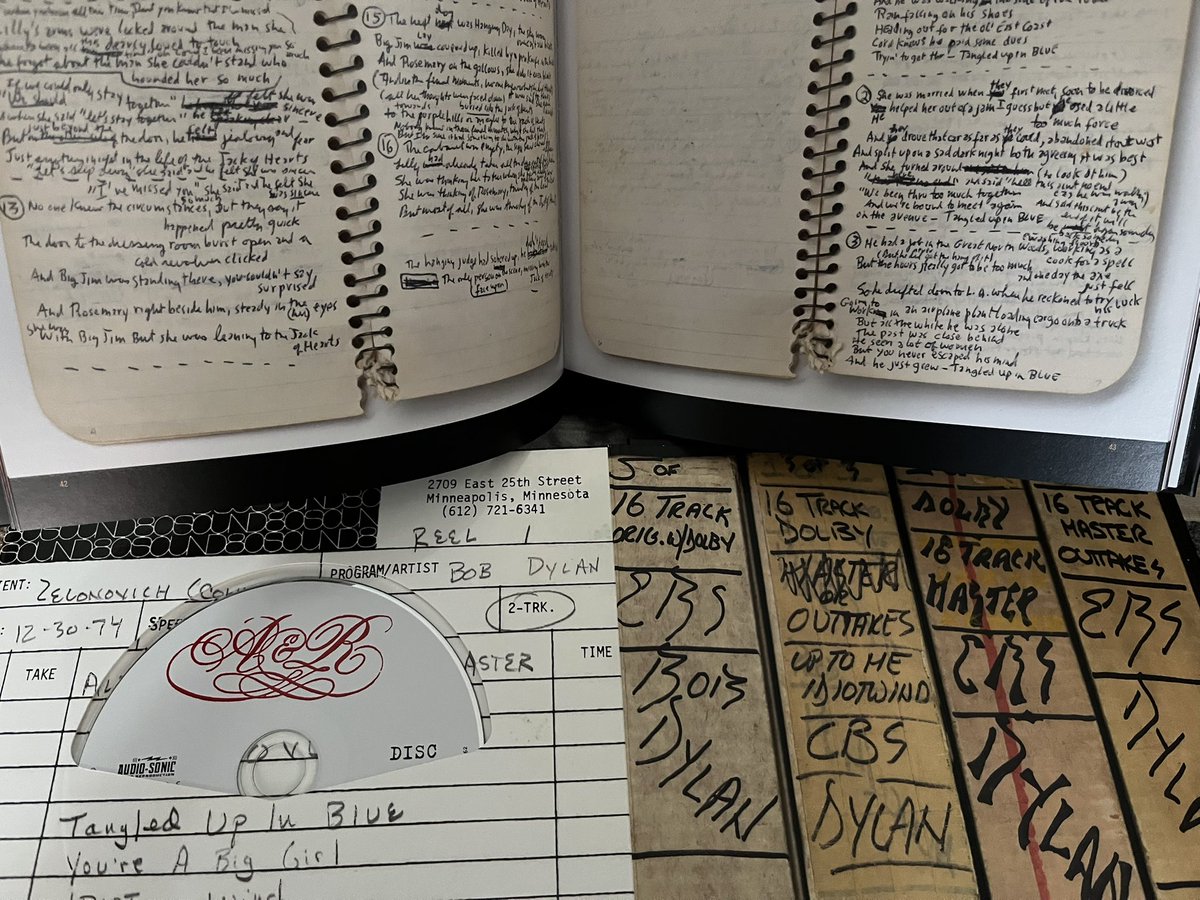 TRextasyBand's tweet image. A free Saturday for me, so decided to listen to this wonderful 6 disc Bob Dylan set of ‘More Blood, More Tracks - Vol.14’. Beautifully presented with an informative 124 page hardback book and presentation set and slipcase. #bobdylan @bobdylan @bobdylancenter #1970s #cdalbumset