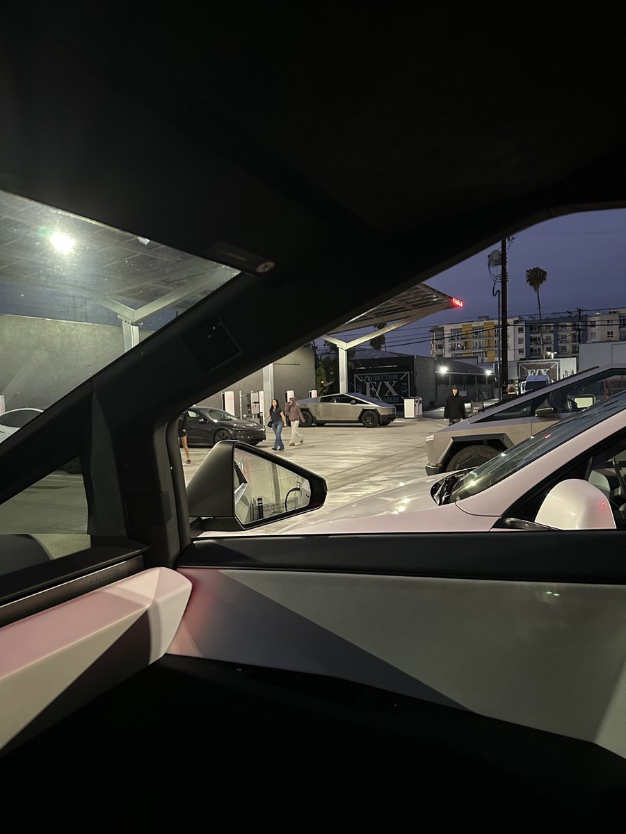 Phoenix_J_'s tweet image. 새벽 시간에도 끊임 없이 들어오는 사람들
테슬라 다이너의 미래를 기대해 봅니다✌️🚀🍔