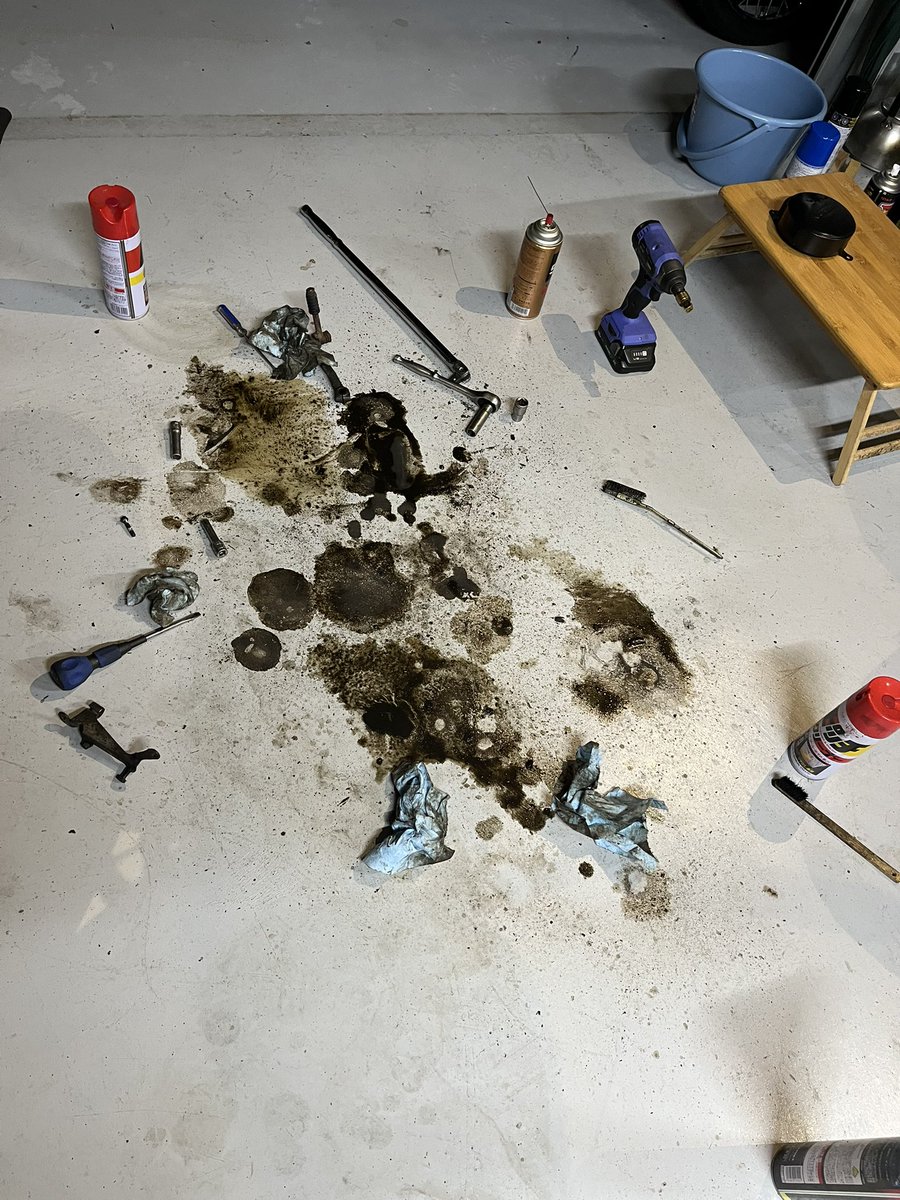 Kitaco_Fire's tweet image. エンジンある程度キレイにした
何十年と放置されてるとオイルと泥がスゴいですよね