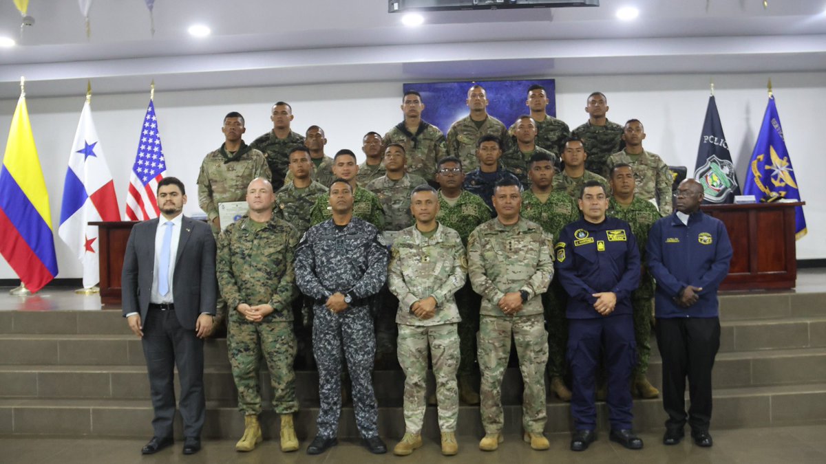 aeronavalpanama's tweet image. 📚 En el Auditorio Aeronaval se clausuró el Curso de Nadador de Seguridad, fortaleciendo las capacidades tácticas de nuestras unidades. La ceremonia fue presidida por el Secretario General, Subcomisionado Julio Peralta, y el Director de Docencia, Comisionado Luis Rodríguez.