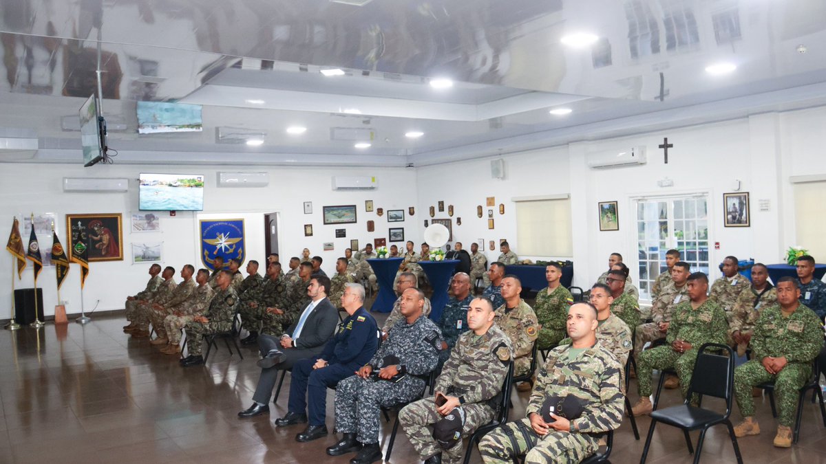 aeronavalpanama's tweet image. 📚 En el Auditorio Aeronaval se clausuró el Curso de Nadador de Seguridad, fortaleciendo las capacidades tácticas de nuestras unidades. La ceremonia fue presidida por el Secretario General, Subcomisionado Julio Peralta, y el Director de Docencia, Comisionado Luis Rodríguez.