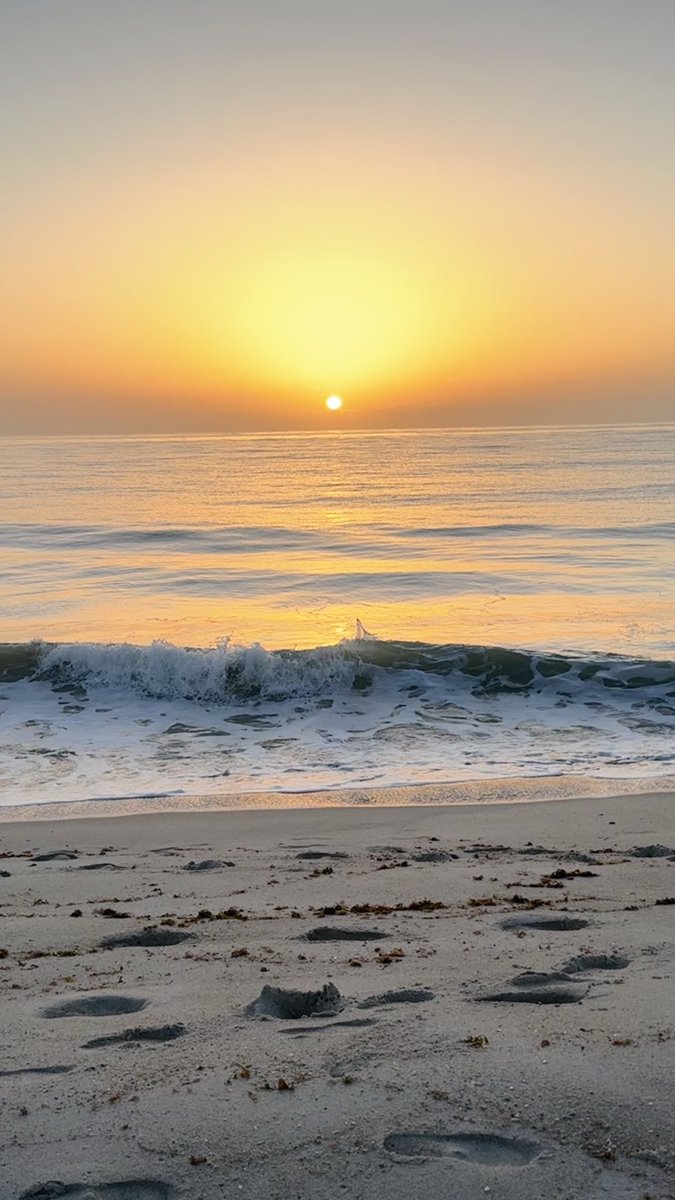 mcclanahanjanet's tweet image. Sunrise at Vero beach this morning. ⁦@JenNimePalumbo⁩ ⁦@jloganwxguy⁩ ⁦@Kentuckyweather⁩ ⁦@cjwxguy56⁩