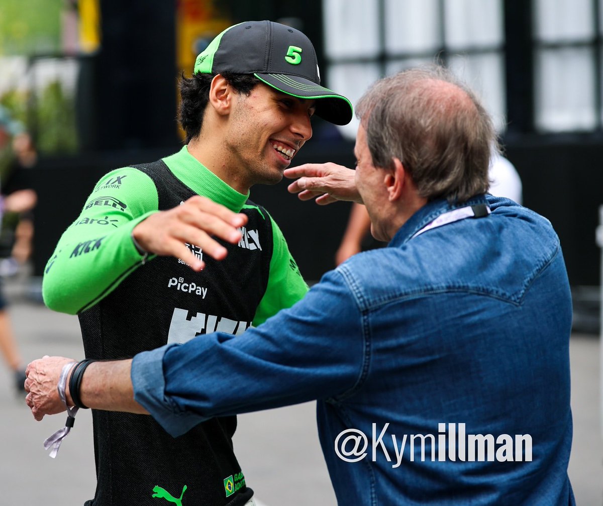 portalbortoleto's tweet image. 📸 | O fotógrafo Kym Illman compartilhou em seu Instagram o encontro do Bortoleto e Reginaldo Leme!!
“MUITO AMOR.
O renomado comentarista brasileiro de F1, Reginaldo Leme, foi recebido com grande entusiasmo pelo piloto estreante brasileiro de F1, Gabriel Bortoleto, no paddock…