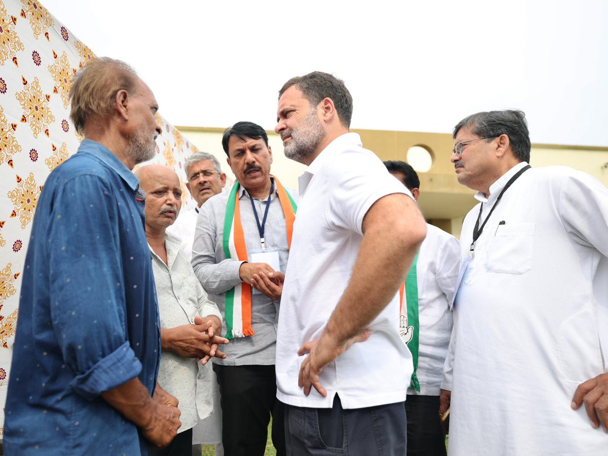 RuchiraC's tweet image. जनता का नेता, जनता के बीच। 

नेता विपक्ष @RahulGandhi ने आज गुजरात में गंभीरा पुल हादसे के पीड़ित परिवारों से मुलाकात की और उनका दर्द बांटा।
