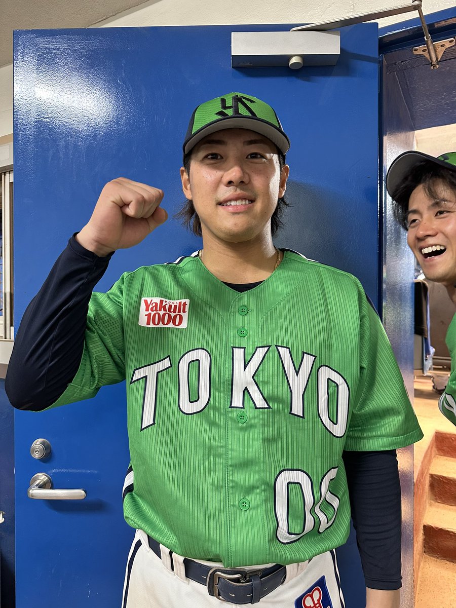 swallowspr's tweet image. #荘司宏太 
プロ初勝利おめでとう！
毎回、素晴らしい内容のピッチング！
スーパールーキー明日もお願いします。
#赤羽由紘  
前半戦の最終戦サヨナラ３ランからの2連続ヒーロー！明日もあるよ！
（岩田nice catch）
#swallows
#捲土重来