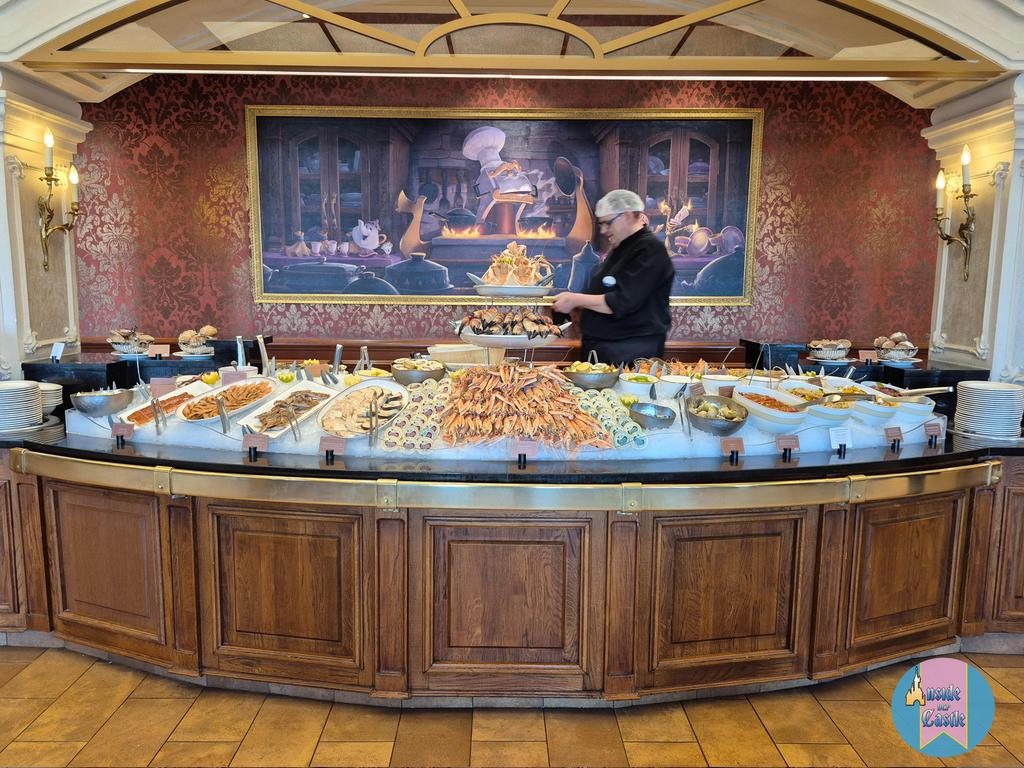 InsideDlpCastle's tweet image. 🍽 Déjeuner au Royal Banquet du Disneyland Hôtel aujourd'hui ! Même si on regrette totalement les brunchs thematisés du Dimanche c'est toujours sympa !👑