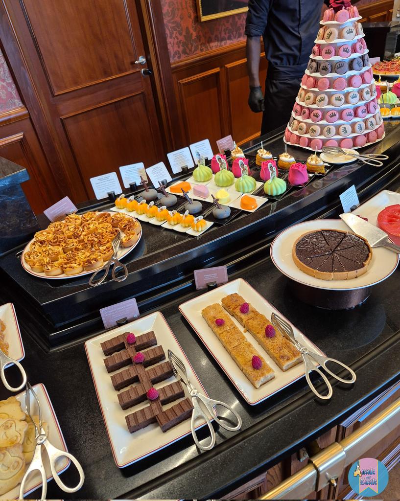 InsideDlpCastle's tweet image. 🍽 Déjeuner au Royal Banquet du Disneyland Hôtel aujourd'hui ! Même si on regrette totalement les brunchs thematisés du Dimanche c'est toujours sympa !👑
