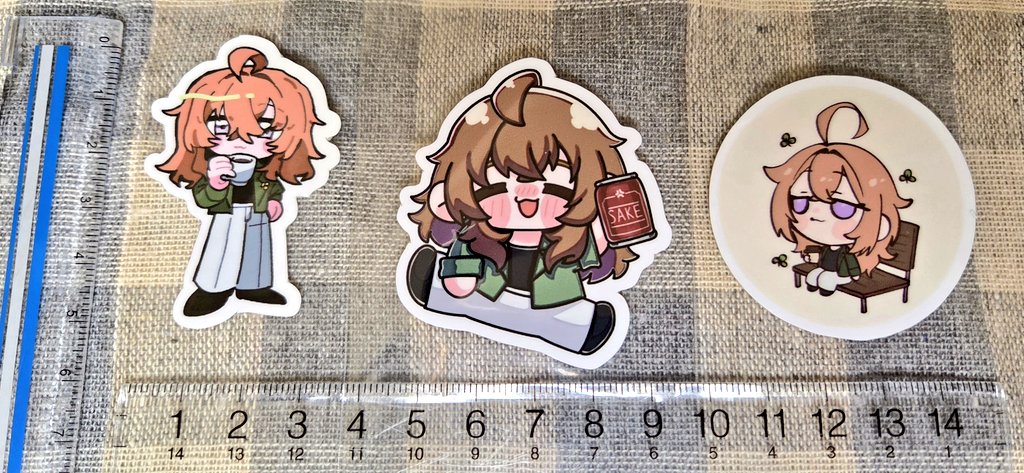 アクスタとステッカーの実物写真だよ～！！撮るの下手でごめんね👀📷
月末にBOOTH公開するのでまた告知します！