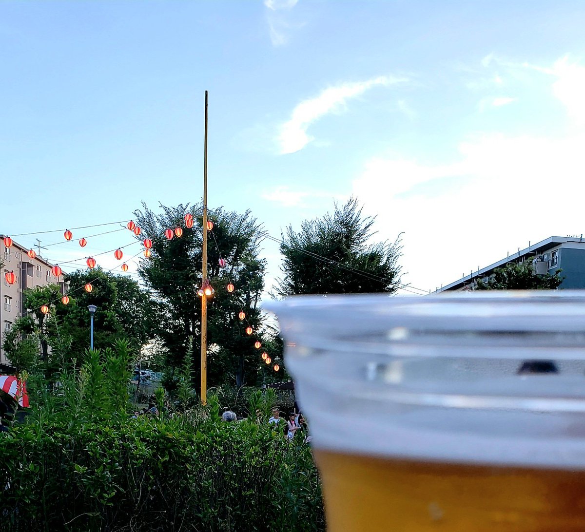 tenmon2010's tweet image. 今日は地域の小さな夏祭り。小さいとはいえ結構な人出があり、とても賑わっていました。全体見回しても比較的若い方、そして子供たちが多く、こういう活気は久し振りでしたね。風もよく吹いていて飲んでて気持ちいい。