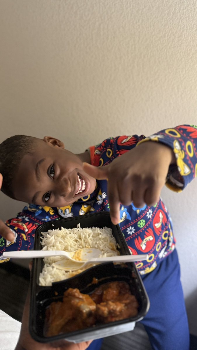 TheHabaneroChef's tweet image. No one:
Zane doing advert for my rice and stew : IT EXPLODES WITH FLAVOR