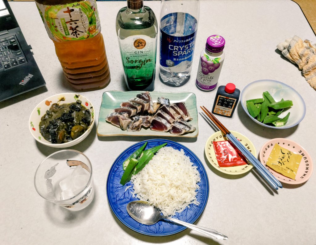 inaka_donburi's tweet image. チョット遅い夕食ですが1人分なので良いでしょう😅
個人的に嬉しい事もあったので呑んじゃいます。
長粒米と残り物のカレーとスーパーの見切り品の鰹のタタキっす
