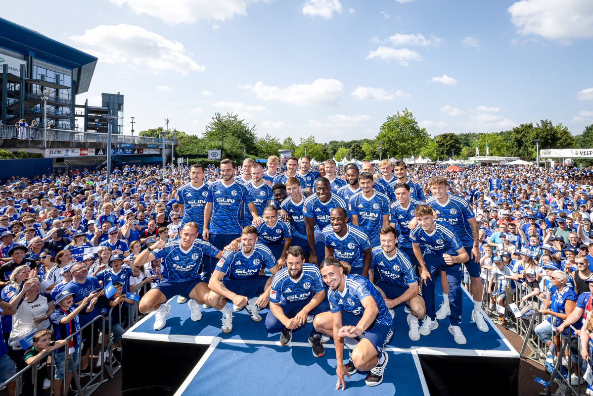 FCSchalke04BR's tweet image. 🏟️ 80 MIL TORCEDORES PRESENTES!
Além do amistoso, hoje também é o famoso Dia do Schalke, onde torcida e jogadores se encontram ao redor do estádio! 💙