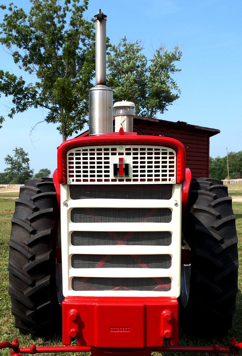 maxarmstrong's tweet image. “Could it be made as one piece instead of separate bars bolted on?” The late Lloyd Idleman, International Harvester engineer, shared the story with me. The cost containment guy walking the line at #Farmall Rock Island prevailed. “And now you know….”