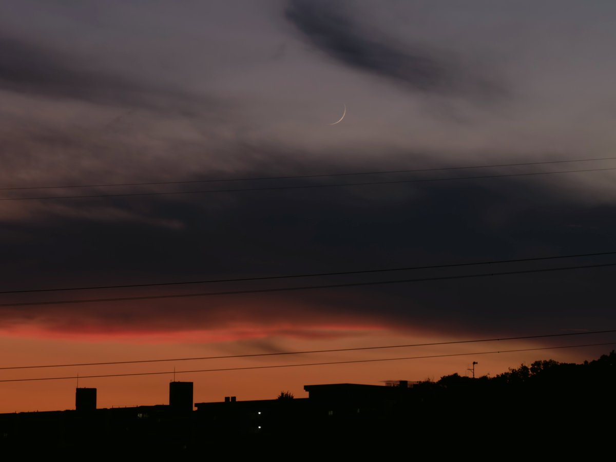moonsystem's tweet image. 2025-07-26 19:16 - 19:17 #旧暦閏六月二日
#二日月
雲の合間で姿を現してくれました。
下から迫る雲に覆われて行きます。
@MoonHourSocial #MoonHour™