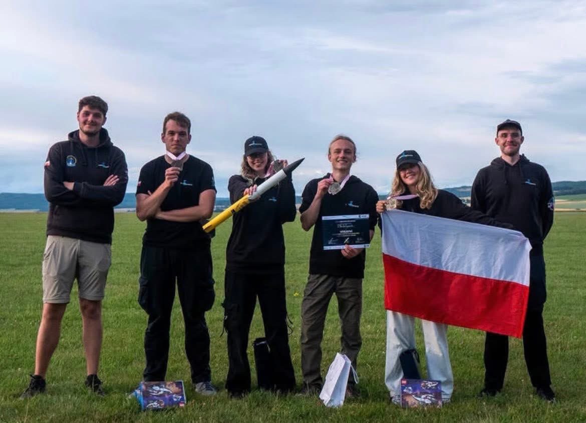Wroclaw (@wroclaw_info) on Twitter photo Studenci <a href="/PWr_Wroclaw/">Politechnika Wrocławska</a> znów pokazali moc 🚀
Zespół PWr in Space zwyciężył w międzynarodowych zawodach Czech Rocket Challenge 2025 👏
👉 Ich rakieta osiągnęła imponującą wysokość ponad 500 metrów 😲
Gratulacje dla całego zespołu 🌟
👉 wro.news/StudenciRakieta Studenci <a href="/PWr_Wroclaw/">Politechnika Wrocławska</a> znów pokazali moc 🚀
Zespół PWr in Space zwyciężył w międzynarodowych zawodach Czech Rocket Challenge 2025 👏
👉 Ich rakieta osiągnęła imponującą wysokość ponad 500 metrów 😲
Gratulacje dla całego zespołu 🌟
👉 wro.news/StudenciRakieta