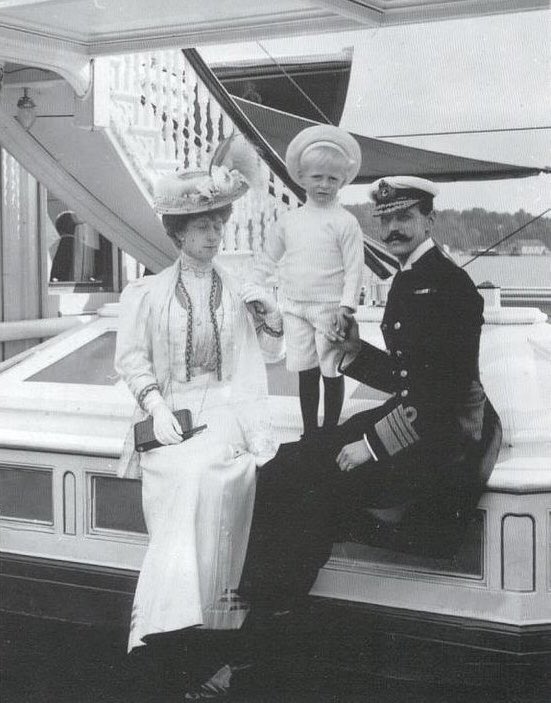 oldroyalty1's tweet image. King Haakon VII and Queen Maud of Norway with their son Crown Prince Olav (later King Olav V of Norway) aboard the Royal Yacht during the royal outing in Bogdøy , Summer of 1908