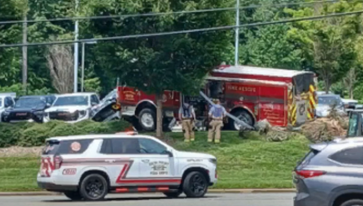 FireApparatus1's tweet image. High Point (NC) Fire Apparatus Strikes Parked Cars
ow.ly/Fk0Z50WvCQe