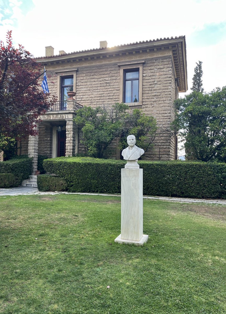 Το Εθνικό Αστεροσκοπείο Αθηνών, ενα από τα μεγαλύτερα και σημαντικότερα 🇬🇷 ερευνητικά ιδρύματα έχει νέο διευθυντή, τον αστρονόμο και αστροφυσικό Σπύρο Βασιλάκο. Τον συγχαίρουμε και του ευχόμαστε κάθε επιτυχία.

Ένας από τους σημαντικούς προκατόχους του ήταν ο 🇩🇪 Julius Schmidt.