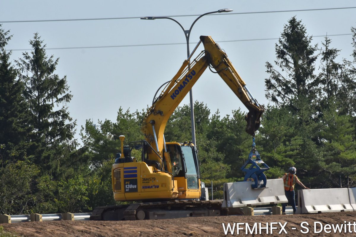 HfxMda's tweet image. Construction on the MacKay Bridge
Reopening on Monday morning at 530am, crews continue to work on completing the MacKay Bridge final form.
It will reconnect the Princess Margaret Boulevard ramps and the speed limit will be 70 km/h and enforced. #hfxtraffic