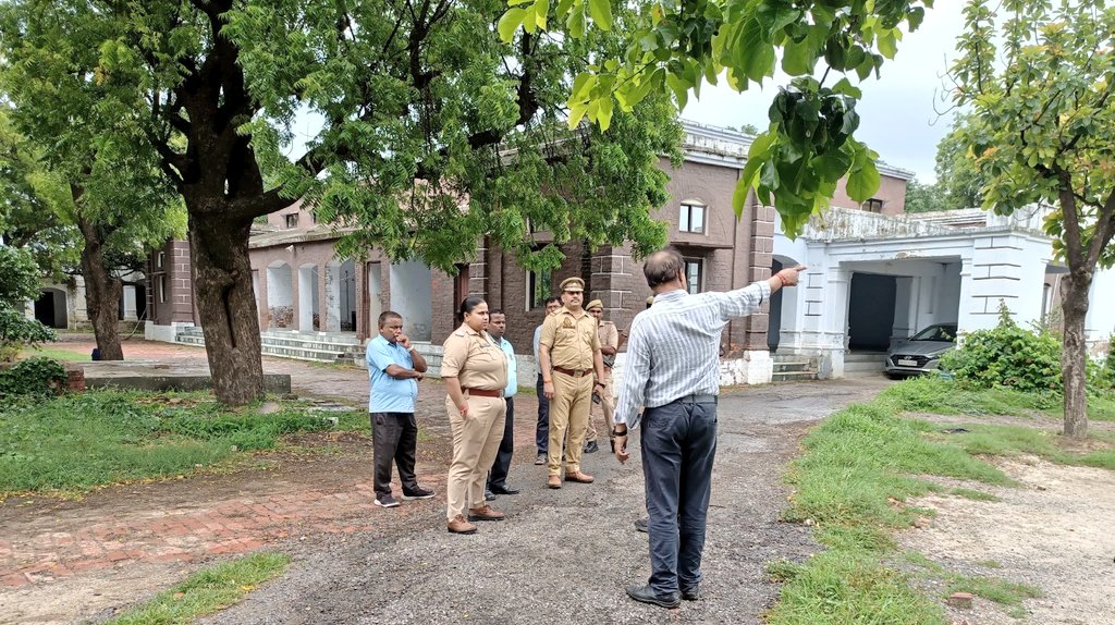 cdoamethi's tweet image. आज दिनांक 26 जुलाई 2025 को RO-ARO परीक्षा केंद्रों की तैयारियों की समीक्षा हेतु पुलिस अधीक्षक महोदया के साथ PM श्री राजकीय बालिका इंटर कॉलेज अमेठी व रणवीर इंटर कॉलेज रामनगर का संयुक्त निरीक्षण कर सुरक्षा, CCTV निगरानी तथा अन्य व्यवस्थाओं का जायजा लिया गया।