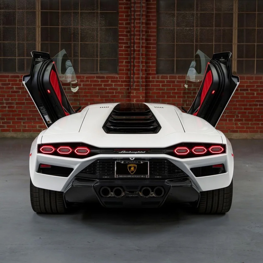 duPontREGISTRY's tweet image. 2022 Lamborghini Countach
With production limited to just 112 units worldwide, this example, finished in striking Bianco over a Nero Ade interior, embodies the timeless purity of Lamborghinis design language, both retro and cutting-edge