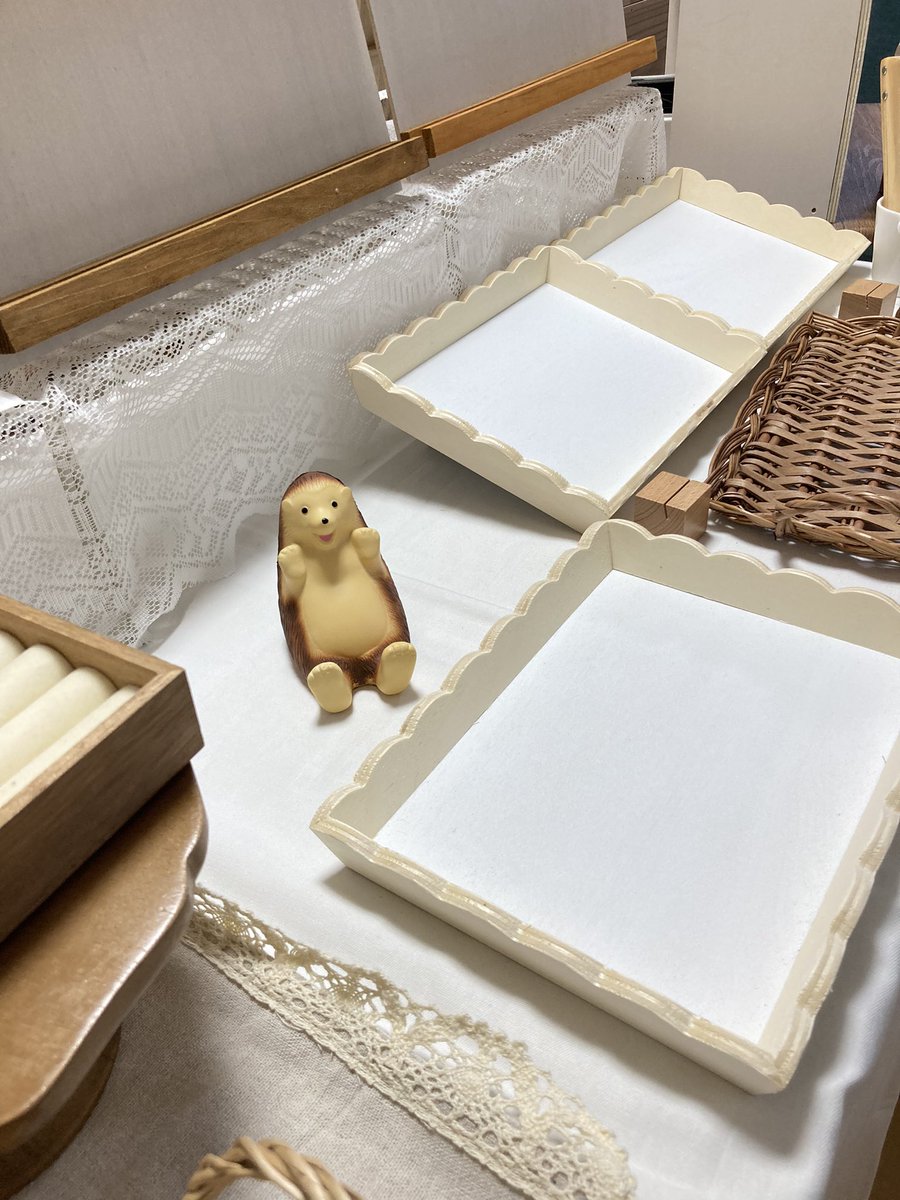 buffet_l_a's tweet image. クラマケのディスプレイ、思ったより
早くまとまったかも!😳
よく考えてみたら、いつも狭いスペースに
刺繍とイラストの両方をどうやって飾ろうか…?!💦って考えなきゃだから、
結構時間かかってたのかも🤔?
あとは…作品だぁぁ〜
作品もっと連れていきたい🥲頑張ろ!!
🍽クラマケ【No.259】