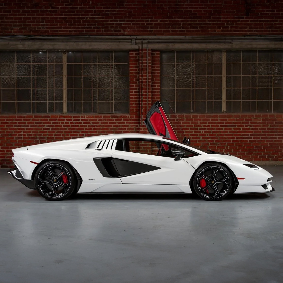 duPontREGISTRY's tweet image. 2022 Lamborghini Countach
With production limited to just 112 units worldwide, this example, finished in striking Bianco over a Nero Ade interior, embodies the timeless purity of Lamborghinis design language, both retro and cutting-edge
