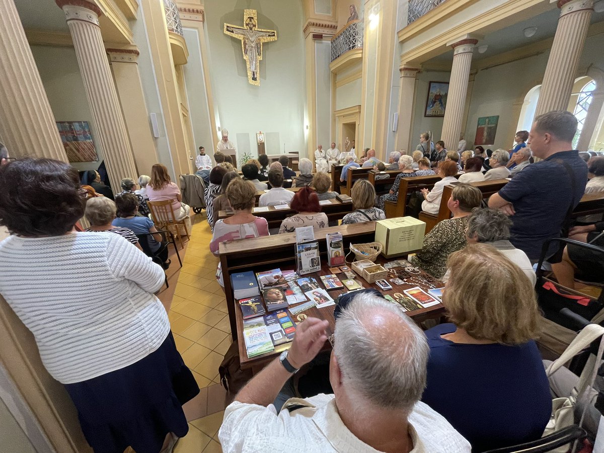 ⛪️ Zrekonstruovaná kaple ve Fakultní nemocnici u svaté Anny v Brně dnes dostane požehnání. Během mše svaté, která v ní před malou chvílí začala, jí ho udělí brněnský biskup Pavel Konzbul. Mši na místě sledují desítky lidí, kaple je úplně plná.