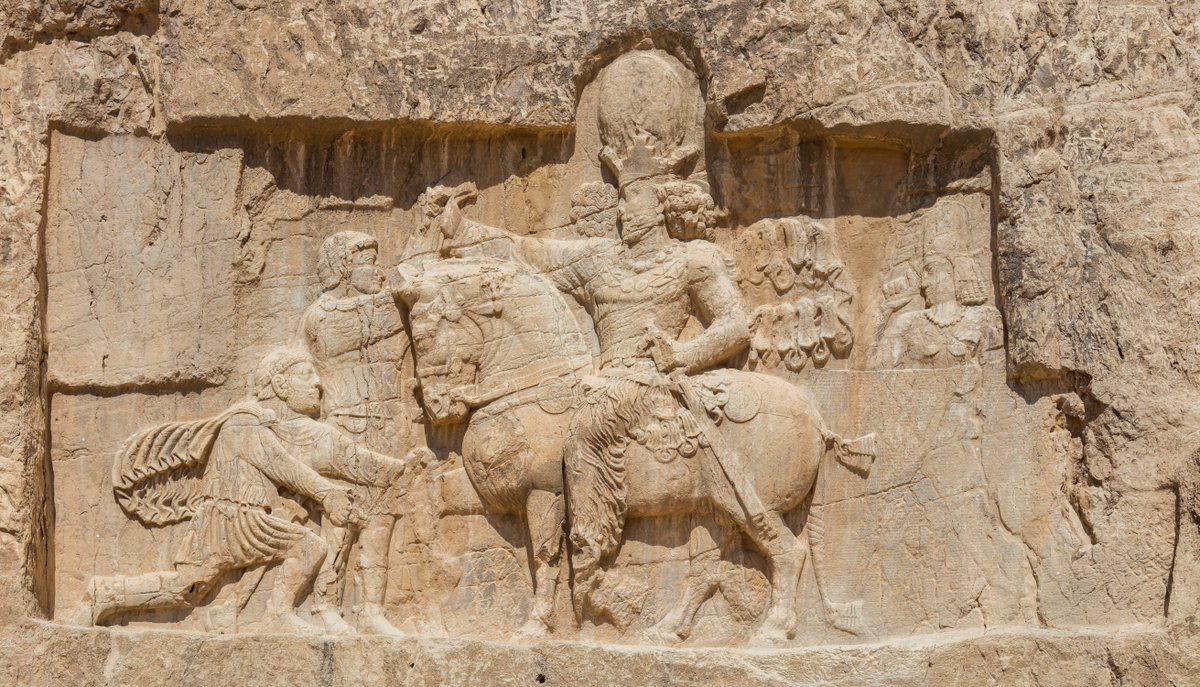 DrAleeAlvi's tweet image. Emperor Valerian was the first Roman Emperor captured in battle along with 60,000 legionaries by the Persian King Shahpur I in June 260 AD.
Captives, including Valerian, were deported to Persian cities like Bishapur and Gundishapur, used for infrastructure projects (e.g., Band-e…