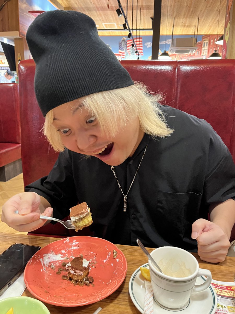 wave4drummers's tweet image. 配信お疲れ様!
いっぱい食べてね。
なんと彼、ギタリストなんですけど今回ドラム初挑戦で、240bpmシングル達成しました。(左右の手どっちも)