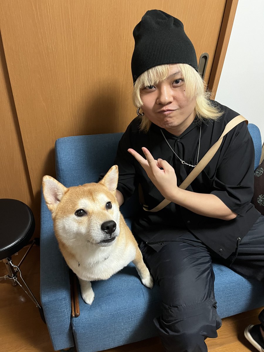 wave4drummers's tweet image. 配信お疲れ様!
いっぱい食べてね。
なんと彼、ギタリストなんですけど今回ドラム初挑戦で、240bpmシングル達成しました。(左右の手どっちも)