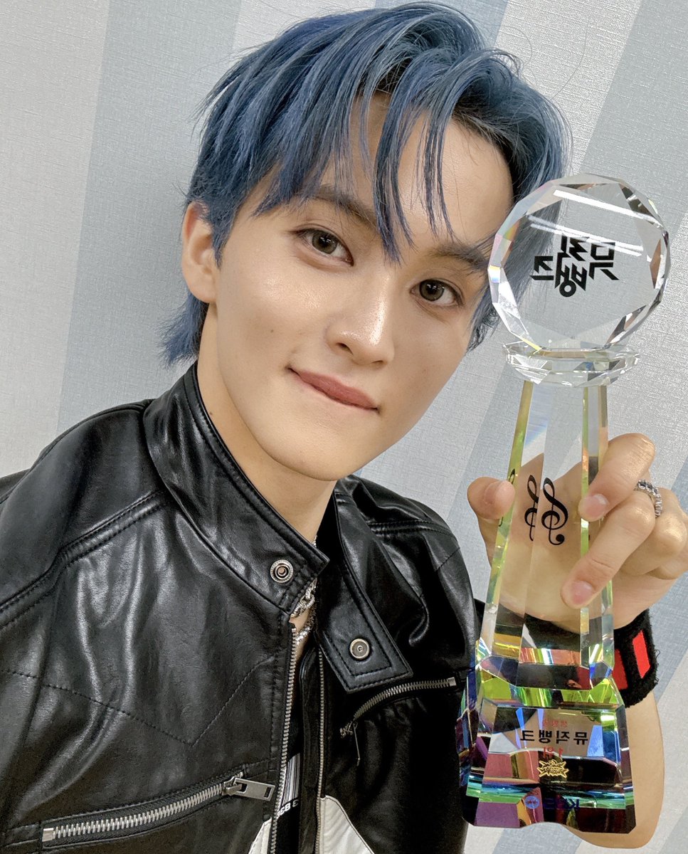 merlynsie's tweet image. คุณคนโตคุณลีดเดอร์ เพิ่งจะมีเวลามาอวดถ้วยกะเขา จัดมาให้เลยหลายแชะ เขาบอกอันนี้ของเมื่อวานนะ ฟีลรับไปก่อนเซ็ตแรก 5555555 น่ารัก