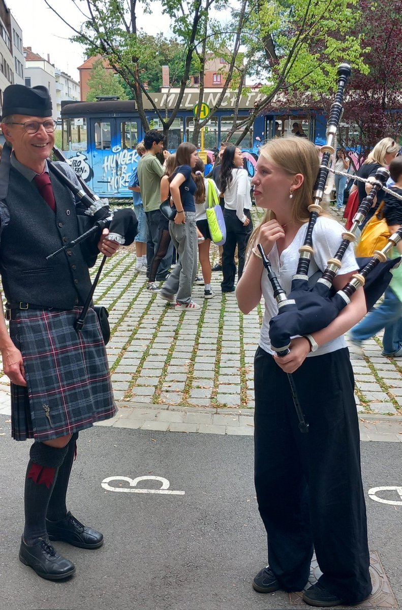 #GPCNUREMBERG 
Our Deutschland Plus visitor from Scotland striking up a spontaneous Dudelsack tune with a former pupil at the school's Hausgwärch
