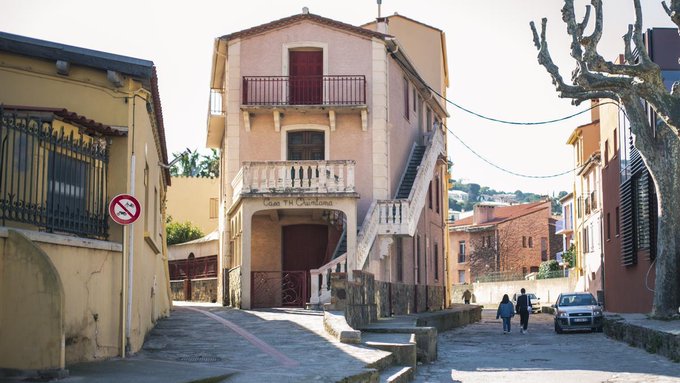El edificio al fondo de la imagen es la pensión en la que #AntonioMachado vivió sus últimos días en Colliure (Francia) 
Murió en la habitación que alquilaba junto a su madre. En otra habitación se alojaban su hermano José y su mujer Matea. De este edificio fue sacado su cuerpo a