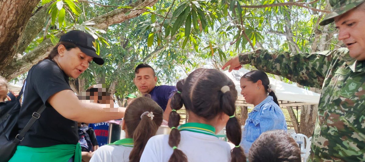 Ejercito_Div1's tweet image. Soldados del Batallón Especial Energético y Vial N.°2 de la #DécimaBrigada, en articulación con la Alcaldía de Becerril, #Cesar y la Institución Educativa Villa Matilde, realizaron una jornada recreativa y de esparcimiento para más de 200 niños, niñas y adolescentes.
Esta…