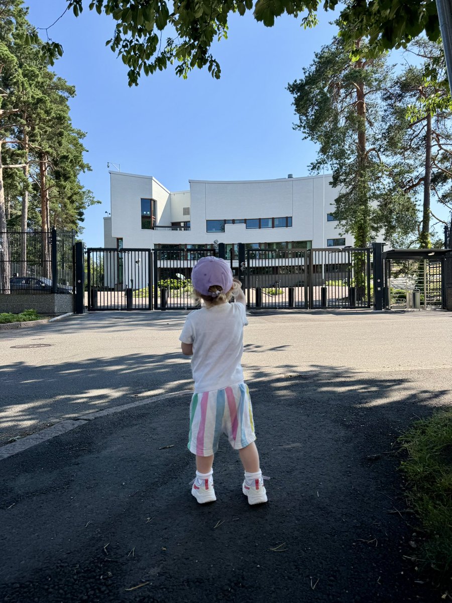 OttoMeri's tweet image. ”Iso talo”

”Joo. Siellä asuu Suomen presidentti.”