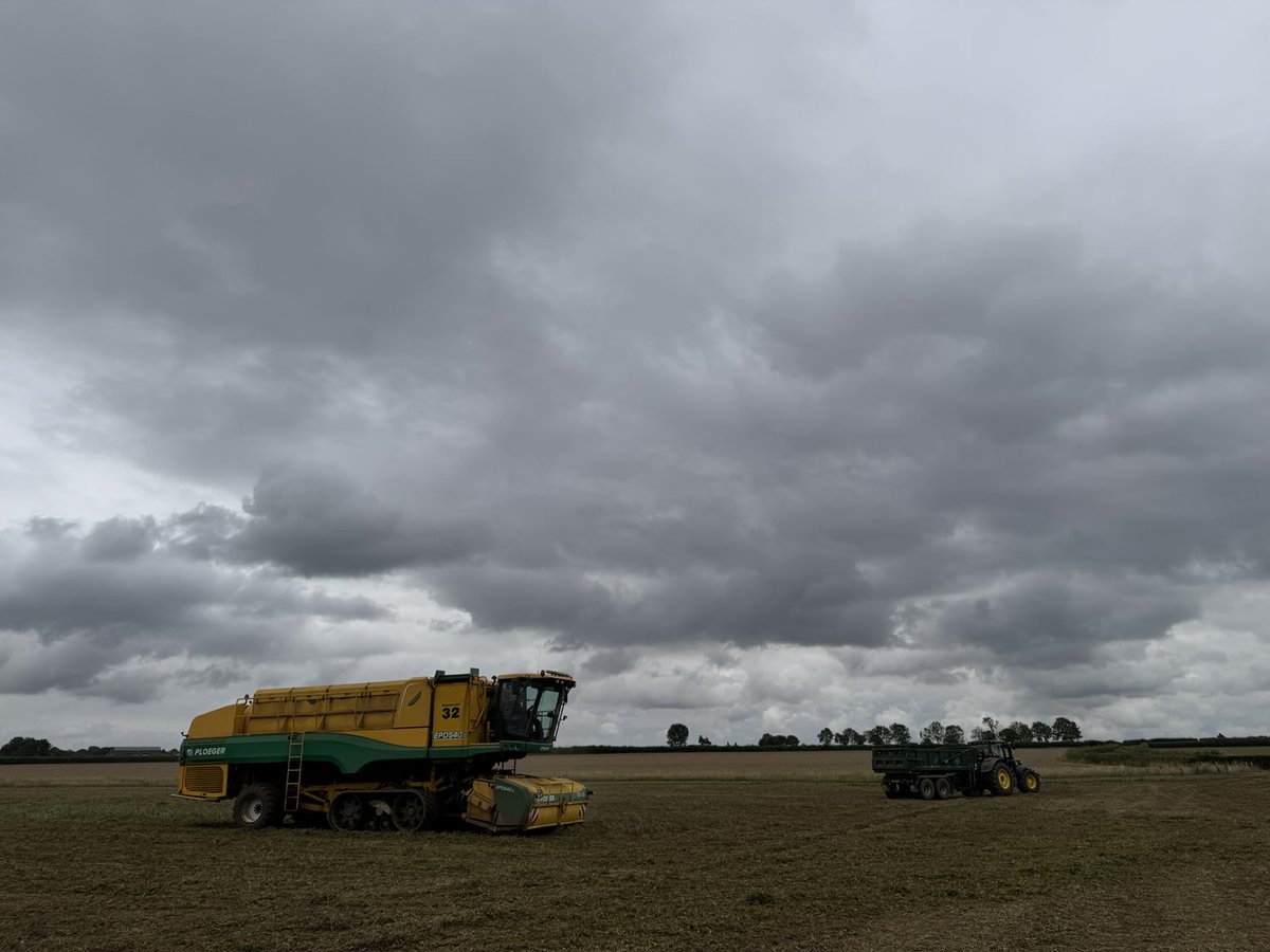 Gary from ⁦<a href="/woldengineering/">WOLD ENGINEERING</a>⁩ and Caitlyn shared the honours of the final breeds for our 2025 pea 🫛 harvest. It’s been a rocky and emotional 🥲 ride! Fen Peas signing out 😴 🫛🫛🫛🫛