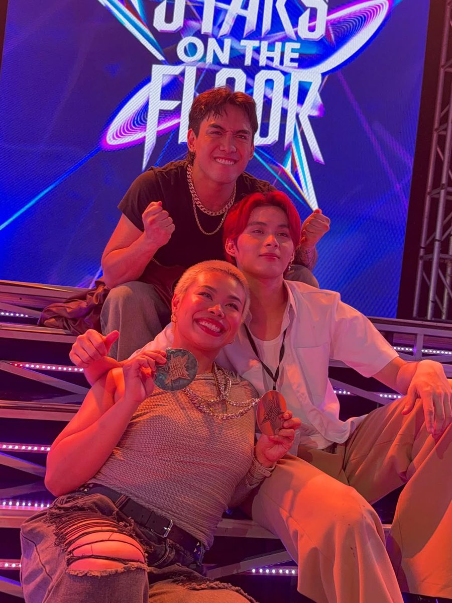 vxonofficial's tweet image. FIRST WIN! 🏆🕺
Sobrang saya at proud na nanalo kami this episode of Stars on the Floor!
Grabe ka kuya Joshua hahaha ang galing mo, salamat sa gabay at kulit 😆
At syempre kay Coach Angel — salamat sa pagiging super hands-on at sa utak ng choreo na ’to! 🔥
Thank you rin,…