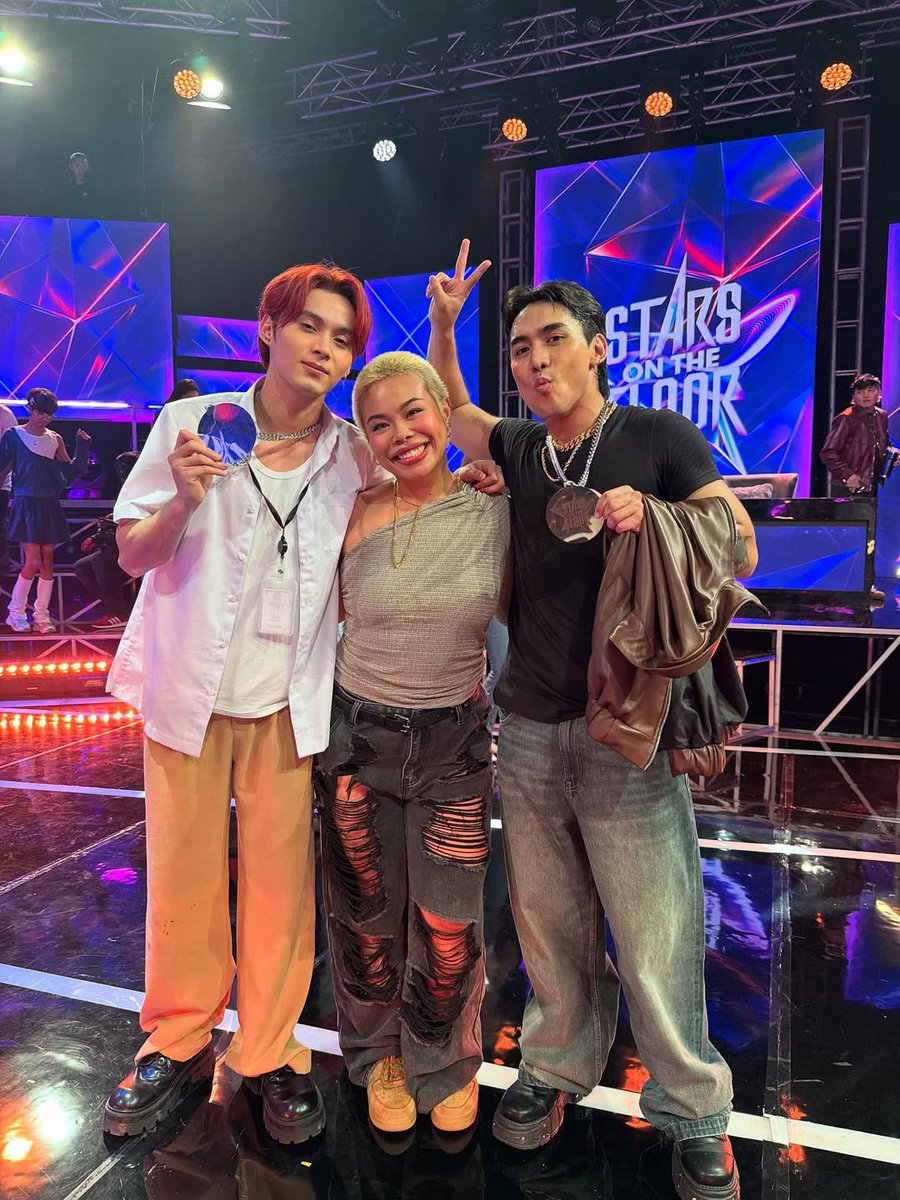 vxonofficial's tweet image. FIRST WIN! 🏆🕺
Sobrang saya at proud na nanalo kami this episode of Stars on the Floor!
Grabe ka kuya Joshua hahaha ang galing mo, salamat sa gabay at kulit 😆
At syempre kay Coach Angel — salamat sa pagiging super hands-on at sa utak ng choreo na ’to! 🔥
Thank you rin,…