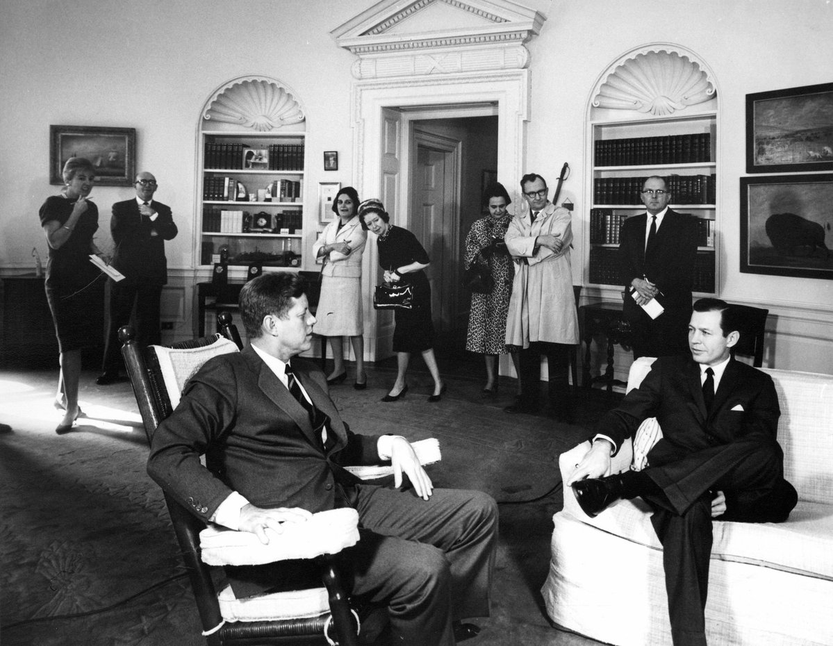 JFK_MEMORIESS's tweet image. President John F. Kennedy meets with Governor-elect of Georgia, Carl Sanders. Oval Office, White House, Washington, D.C. 15th November 1962.