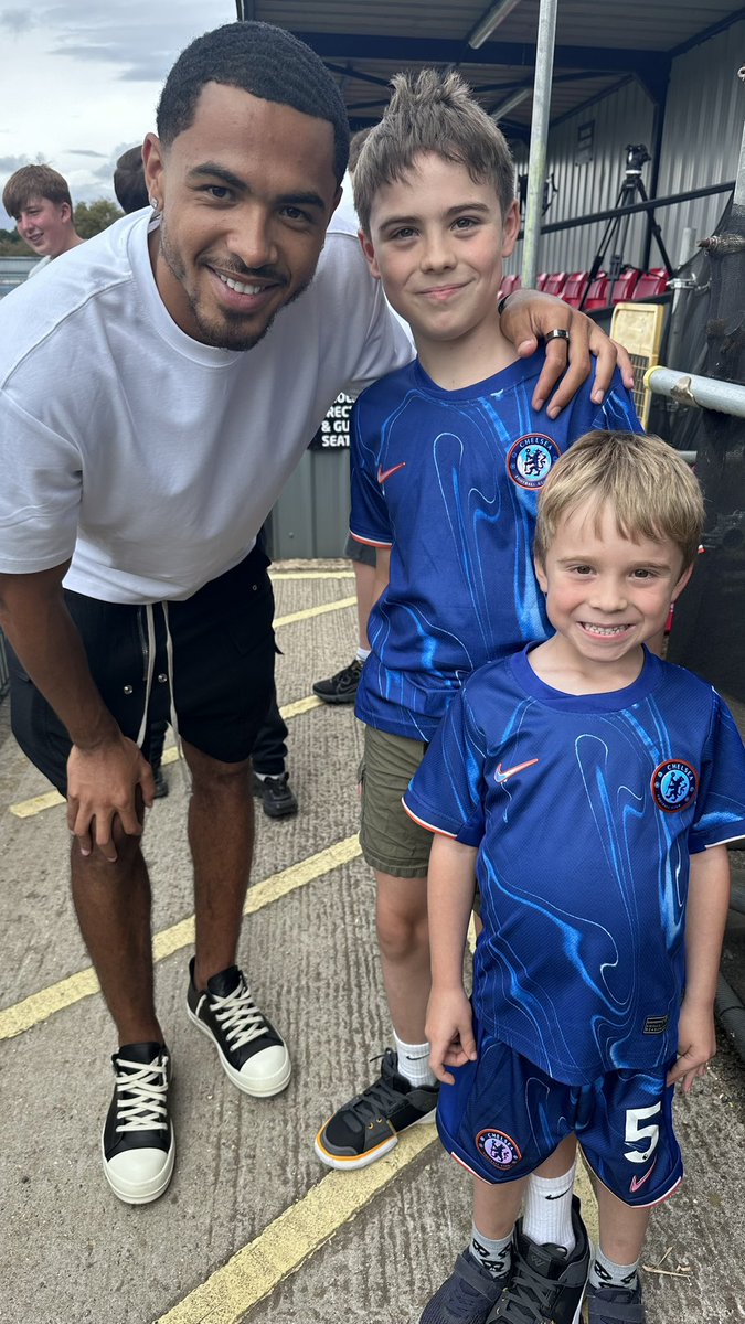 garry_killer's tweet photo. Boys are made up. Got to meet Colwill. https://t.co/ucUhUdJtdR