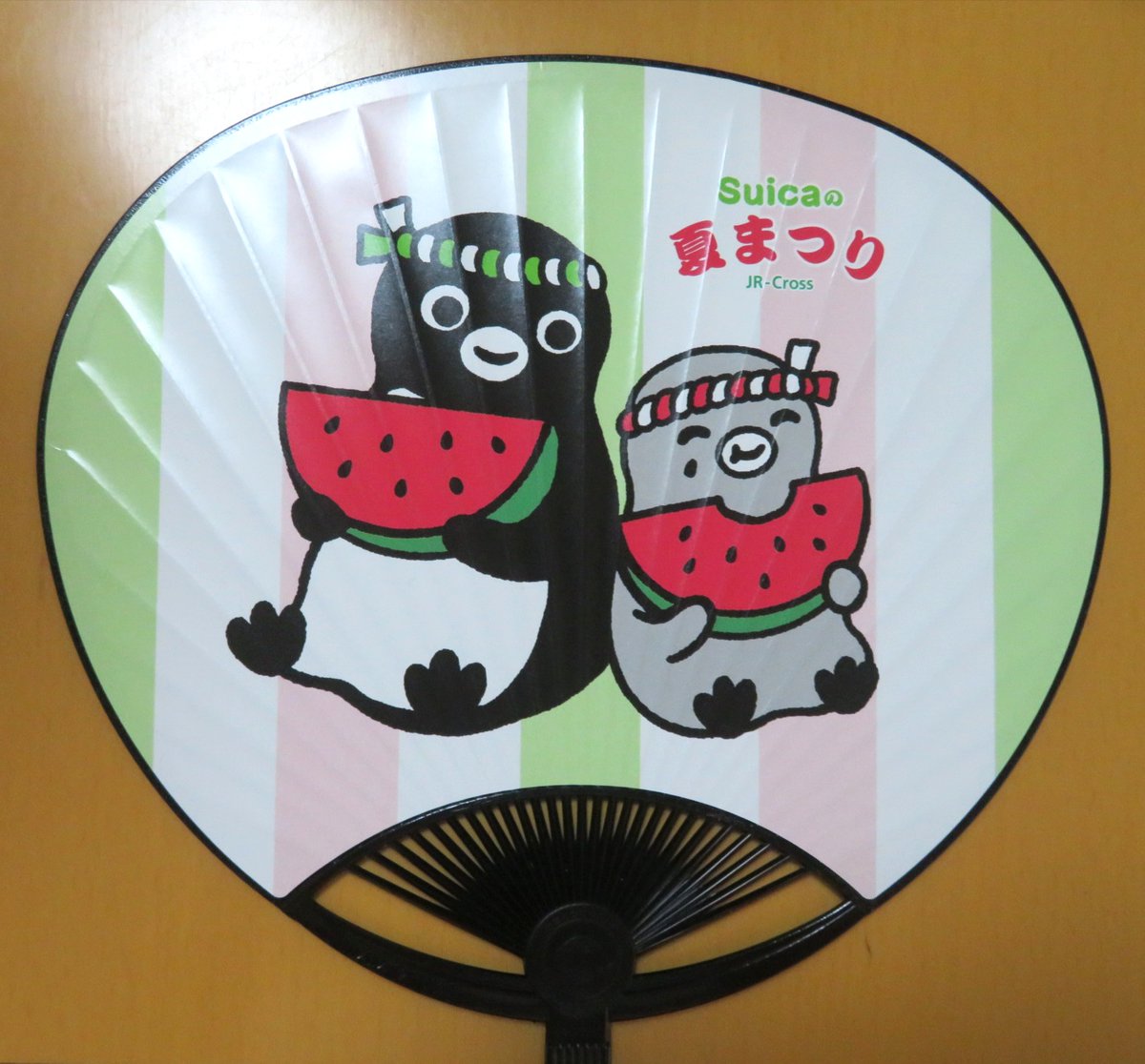 pingu651's tweet image. Suicaの夏まつり Suicaのペンギンうちわ全3種
明日最終日のイラストはランダムで配布
画像4枚目裏面イラスト共通